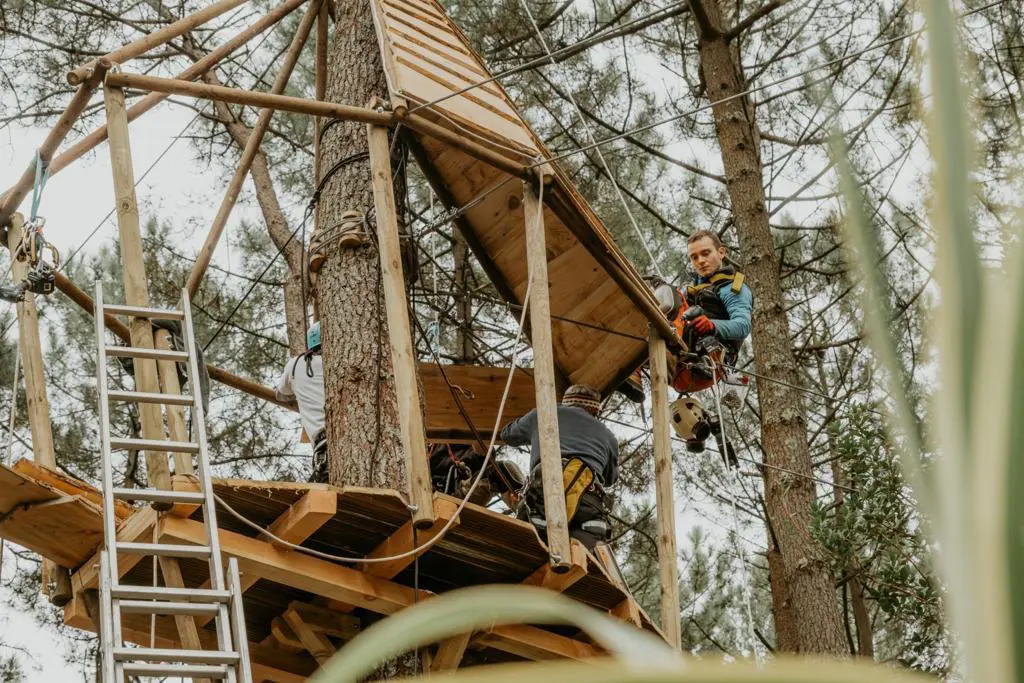 Construction d'une plateforme arborée par l'équipe Accros Concept, savoir-faire français en parc aventure