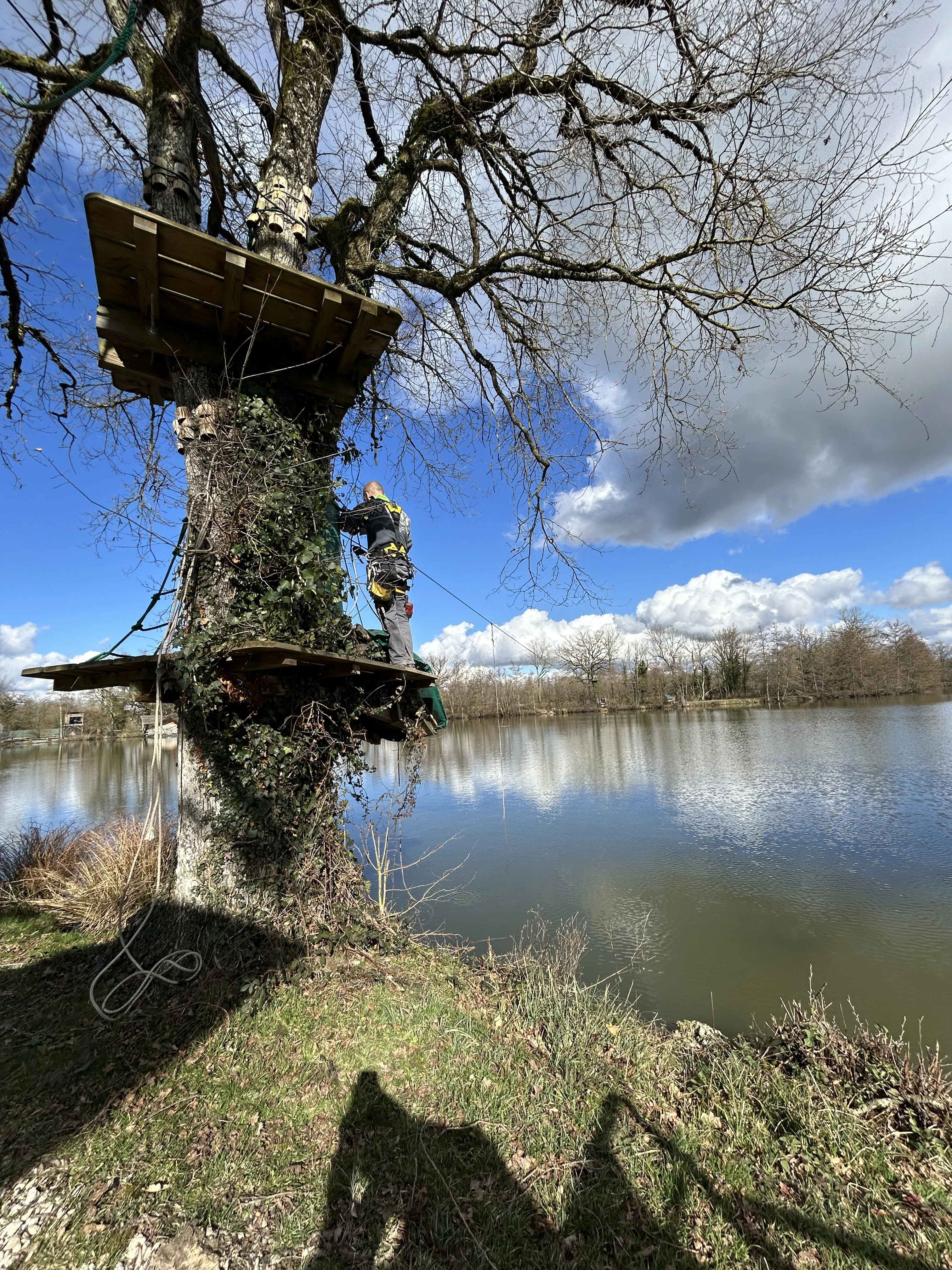 Mise en place de la tyrolienne de 200m au-dessus du lac, Accro Dombes