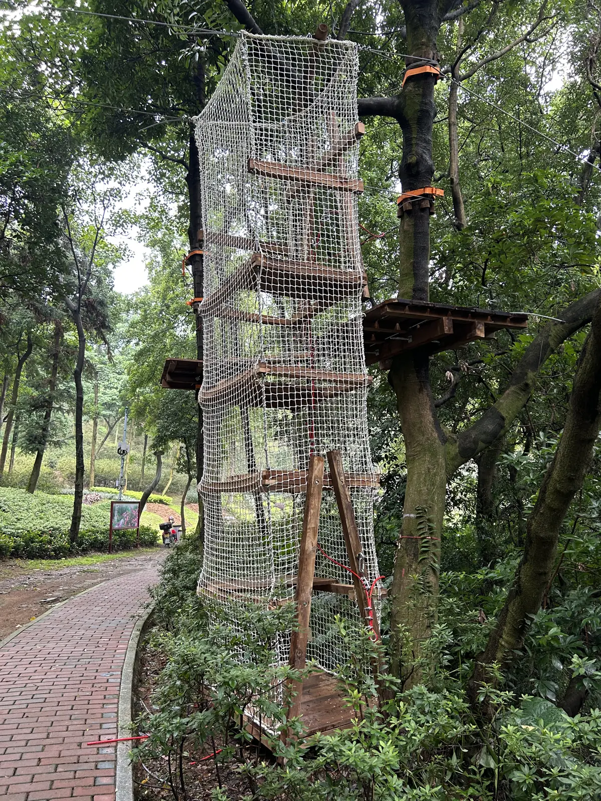 Net climbing tower and wooden platform, Foshan adventure park