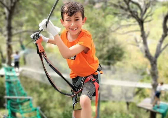 Système d'assurage continu Clic-it sur un parcours accrobranche Accros Concept