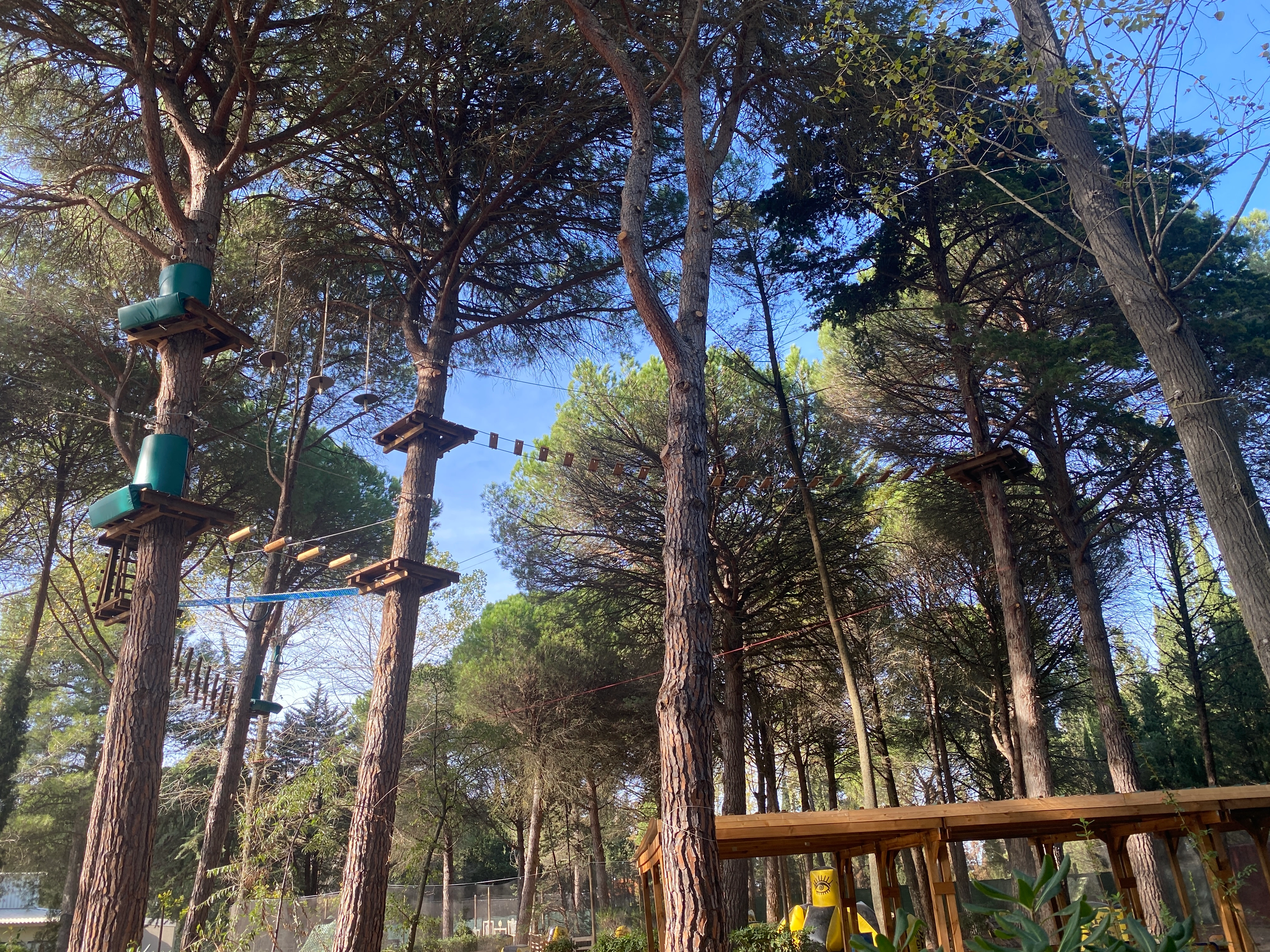 Vue d'ensemble du parc accrobranche Poséidon, La Grande Motte