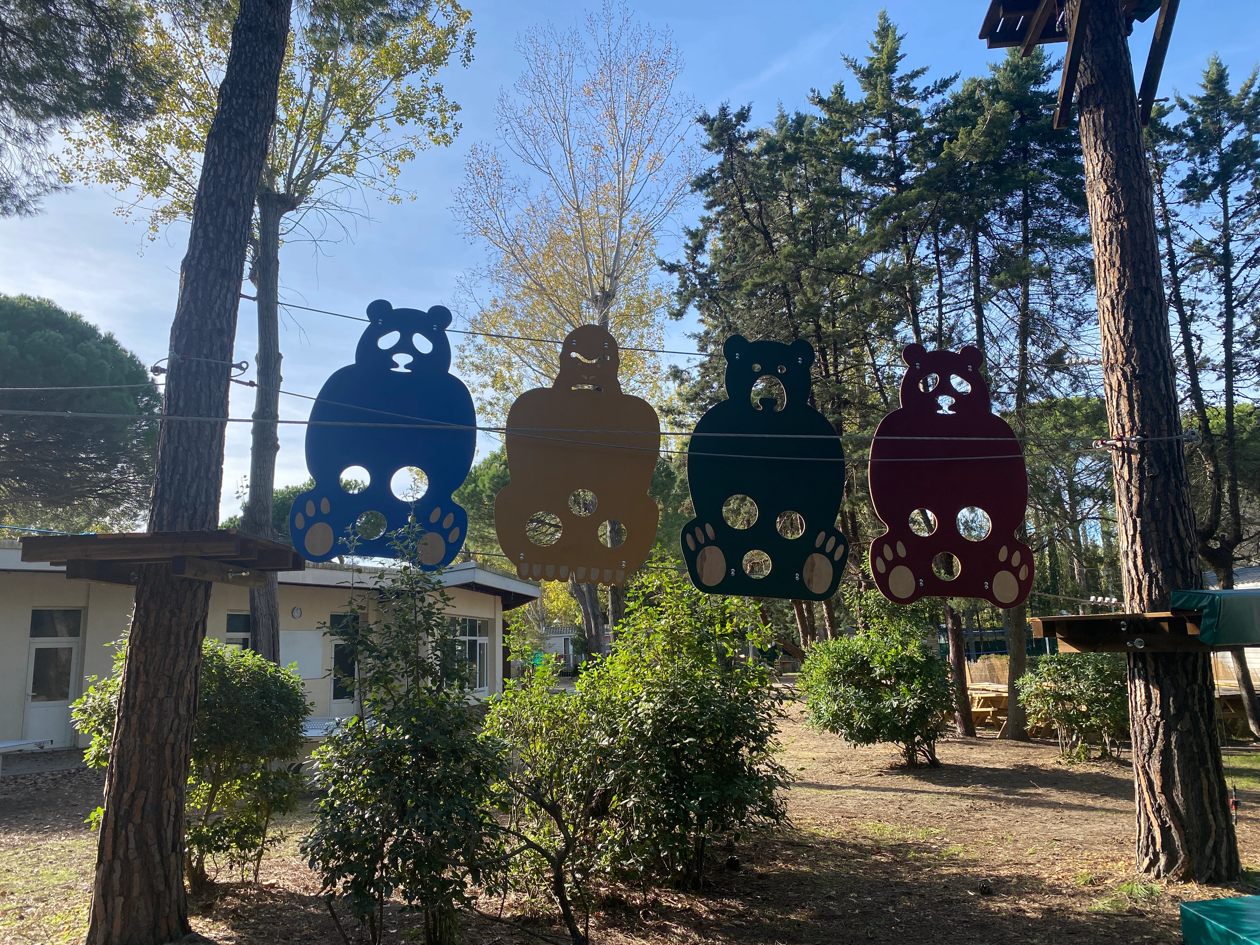 Mur d'escalade décoré en forme d'ours, parc aventure Poséidon