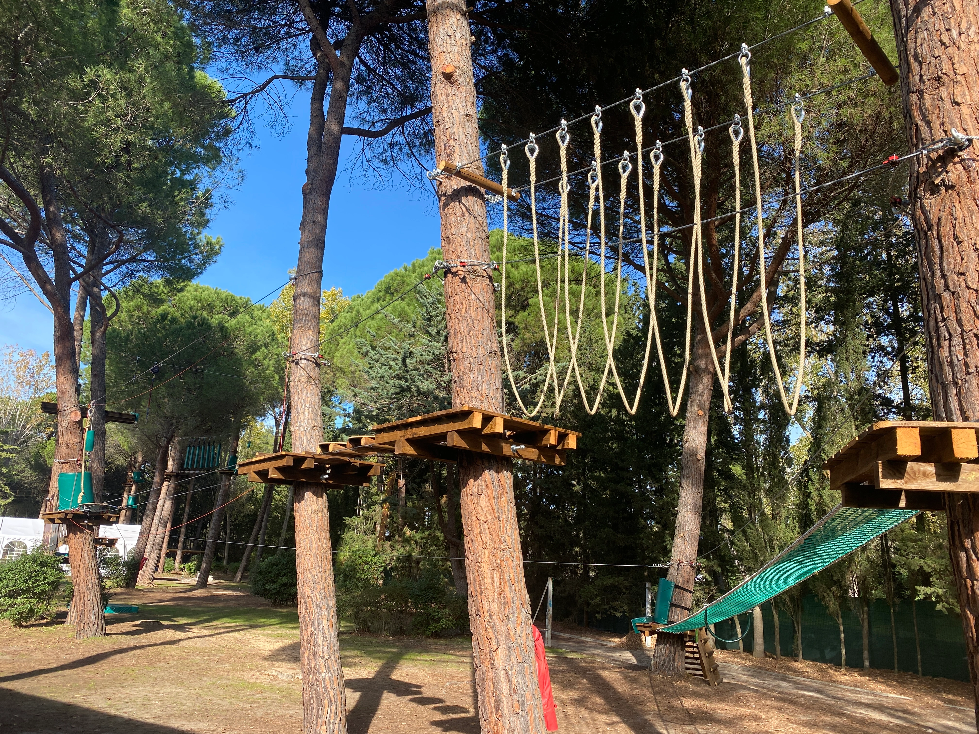 Vue d'ensemble parcours enfants, parc accrobranche Poséidon, La Grande Motte