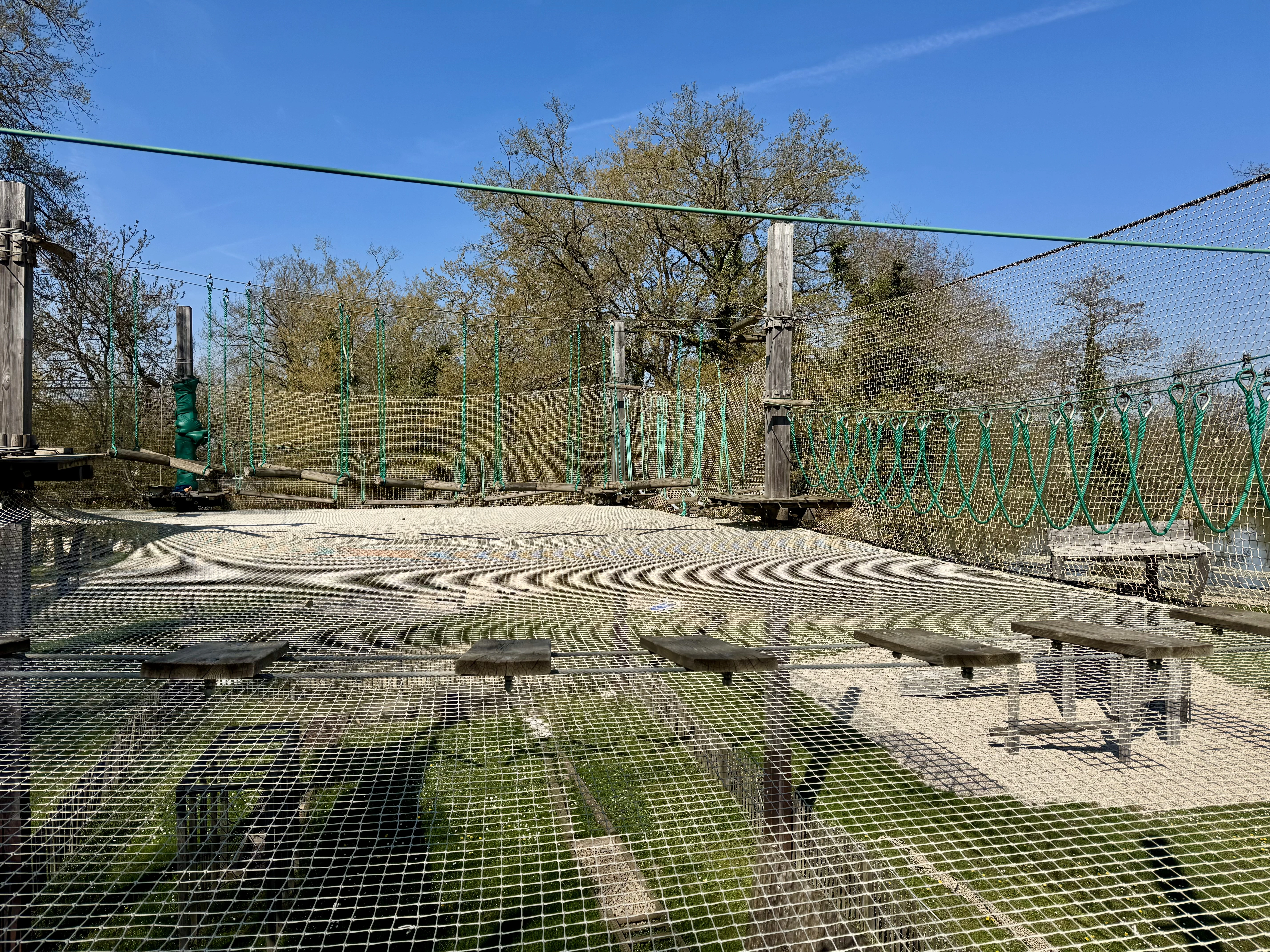 Espace filet aérien au bord de l'eau, camping 4 étoiles Morbihan