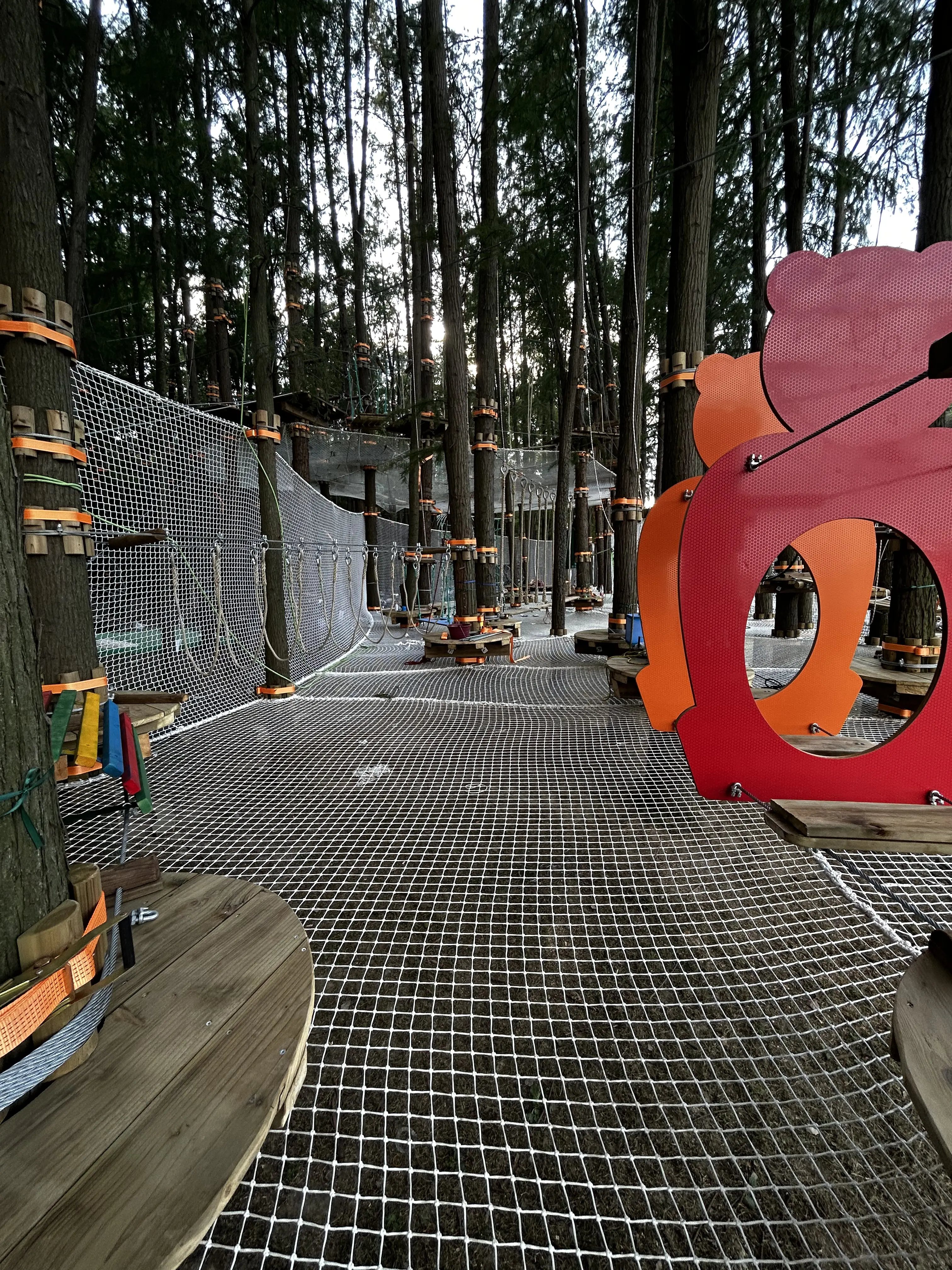 Parcours filet avec éléments colorés, réalisation Accros Concept à l'international