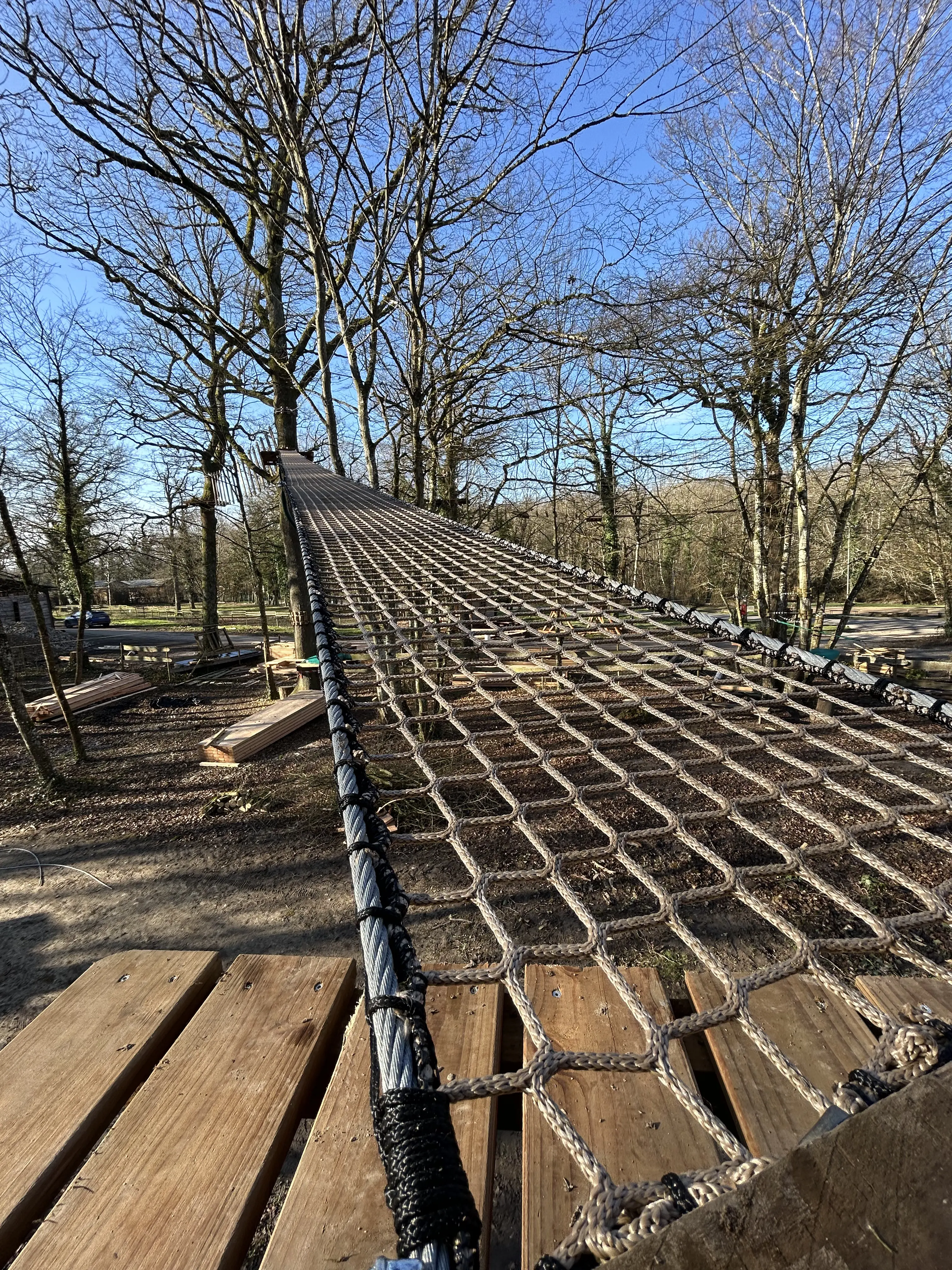 Pont filet aérien suspendu entre les arbres, zone de jeux sans baudrier