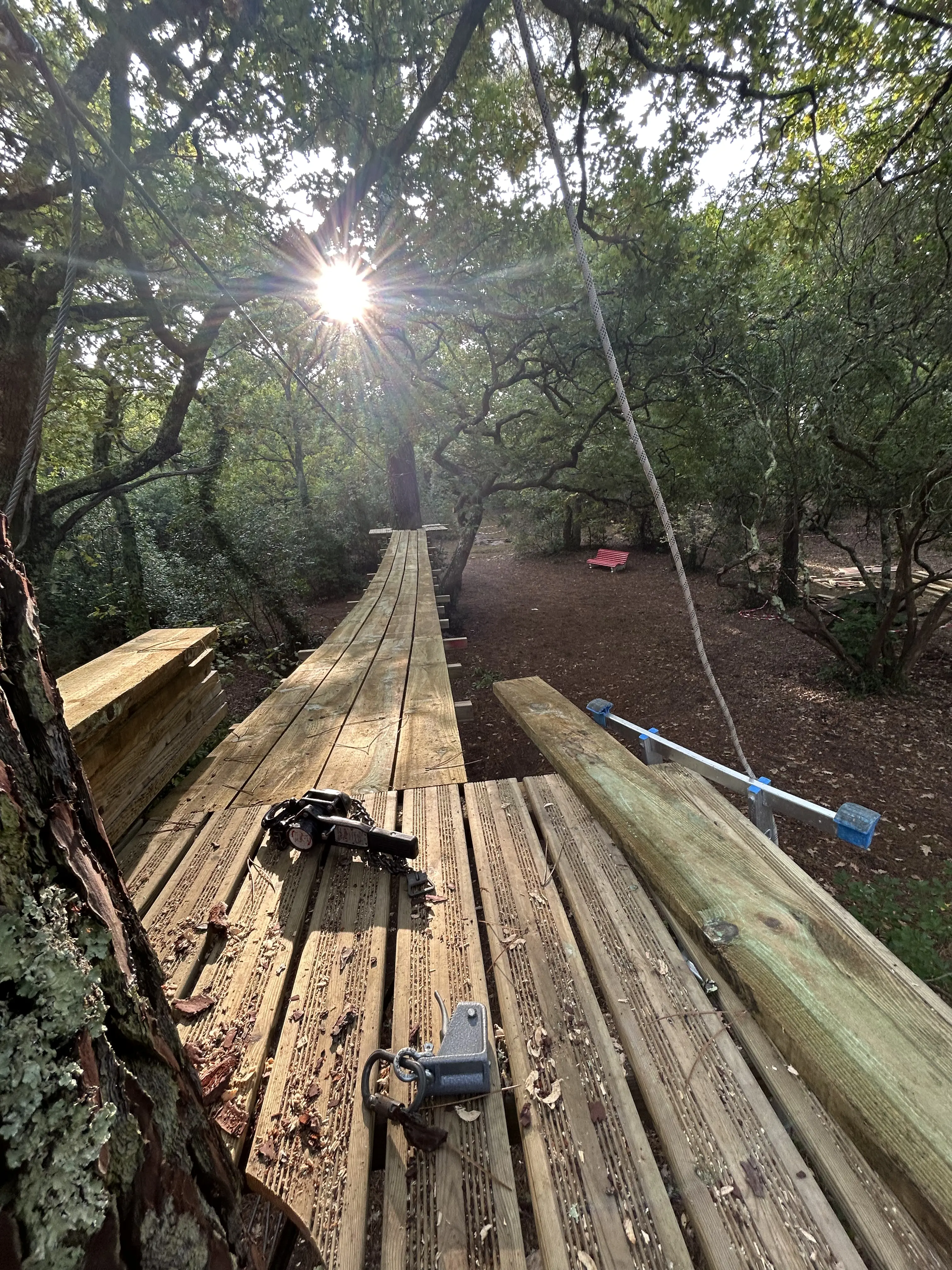 Technicien Accros Concept effectuant la maintenance d'un parc accrobranche